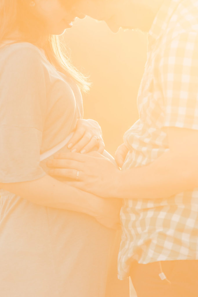 romantické tehotenské fotenie pri západe slnka