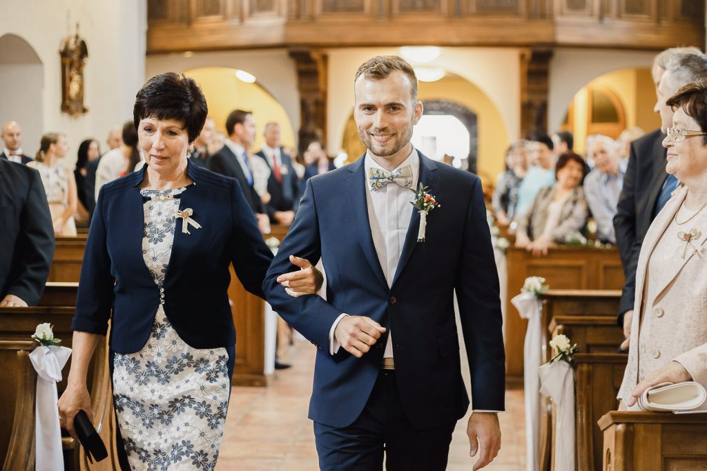 Ženích v kostole kráča k oltáru s mamou