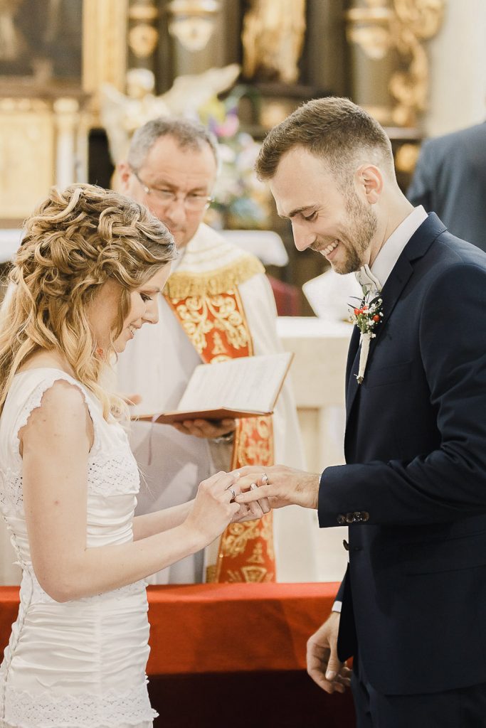Nevesta nasadzuje obrúčku ženíchovi v kostole