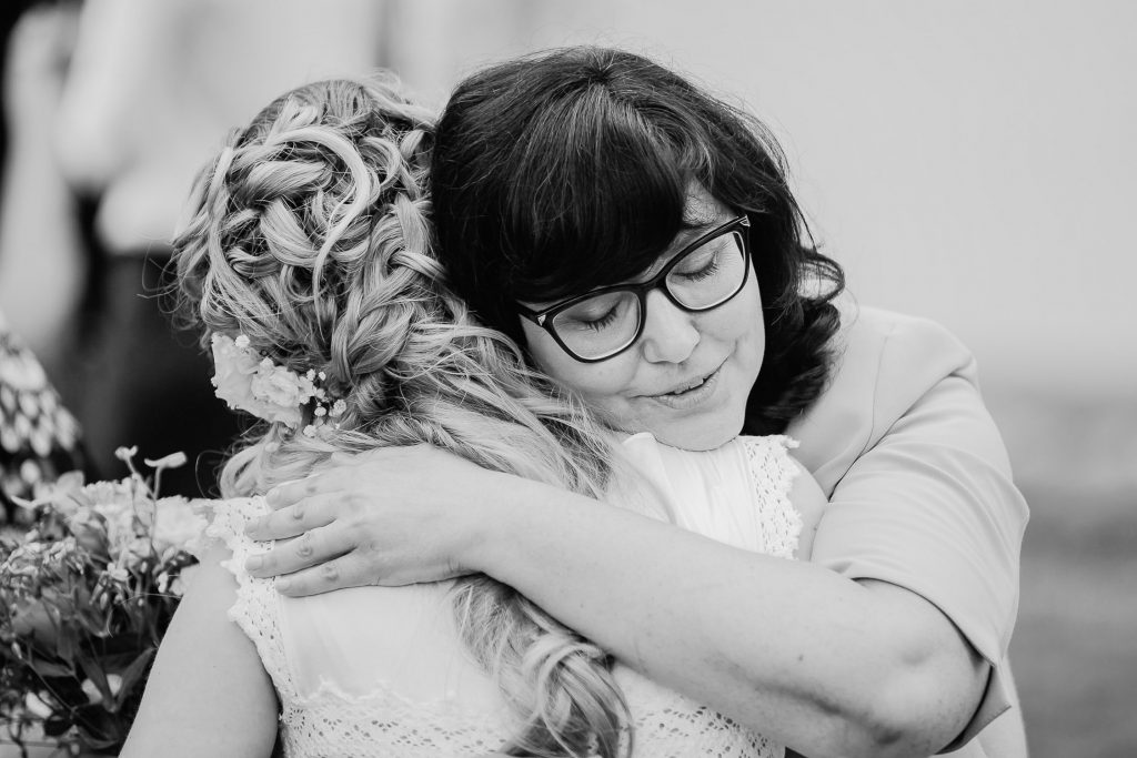 Svadobná mama objíma svoju dcéru nevestu