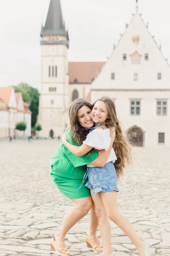 mama s dcérou na námestí Bardejov fotografi Peter a Ivana Miller