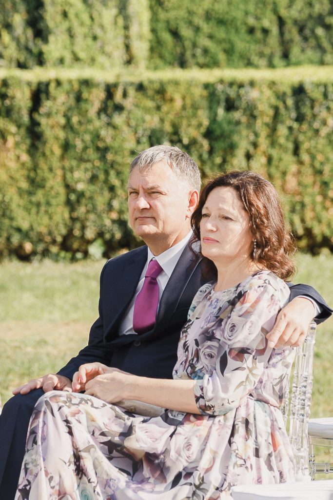 Svadobní rodičia na obrade vonku