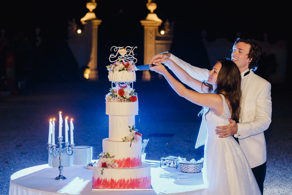 Krájanie svadobnej torty na zámku Schloss Halbturn