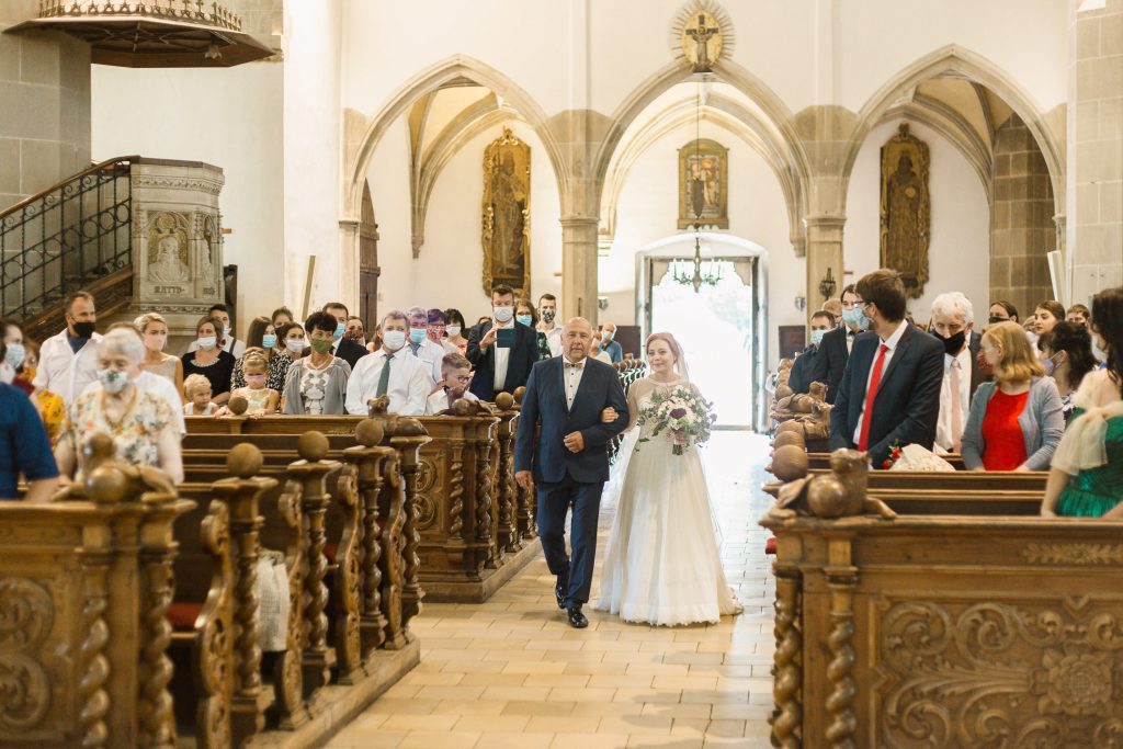 príchod nevesty s otcom na svadobný obrad Kostol svätého Egídia v Bardejove
