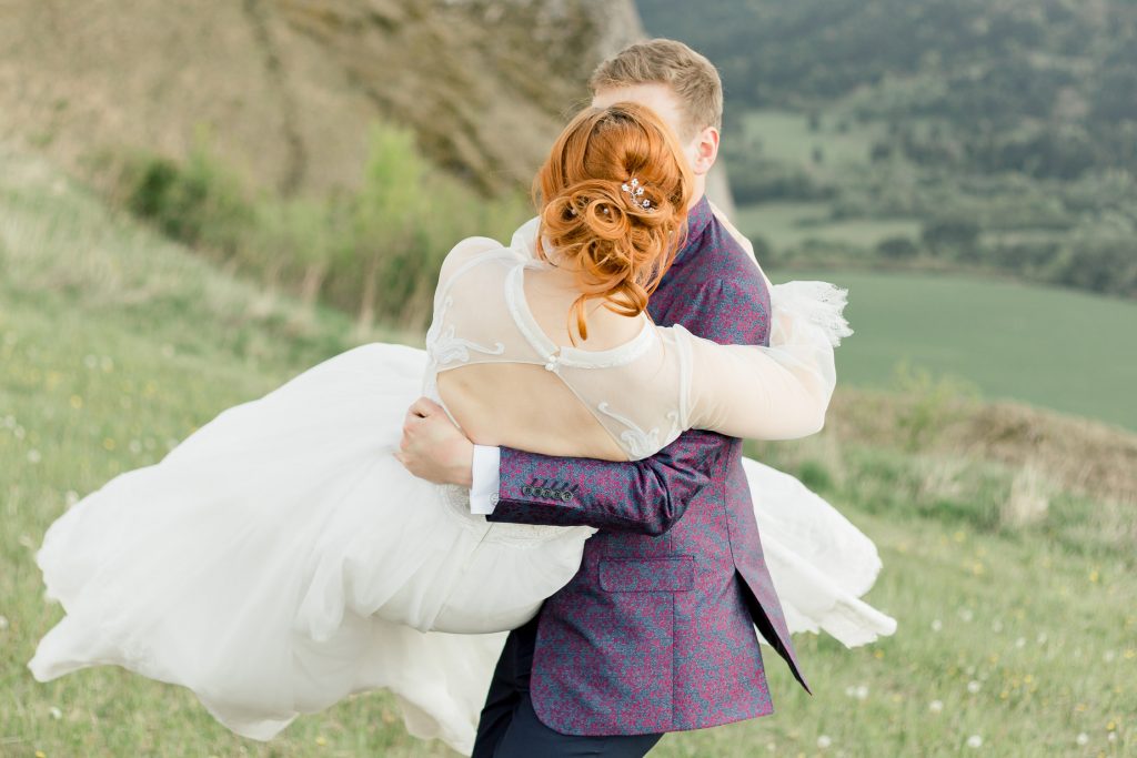Romantická póza na svadobné fotenie