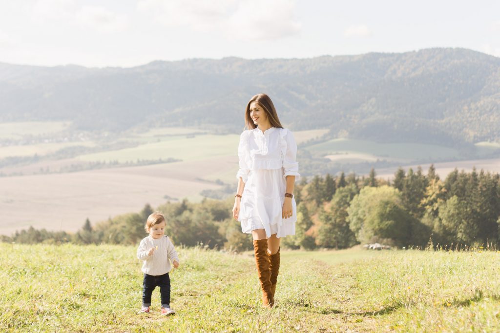 jesenné rodinné fotenie na lúke MIhaľov Bardejov, mama a syn