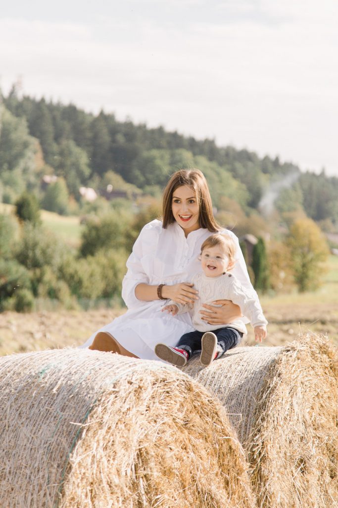 mama so synom sedia na bale slamy