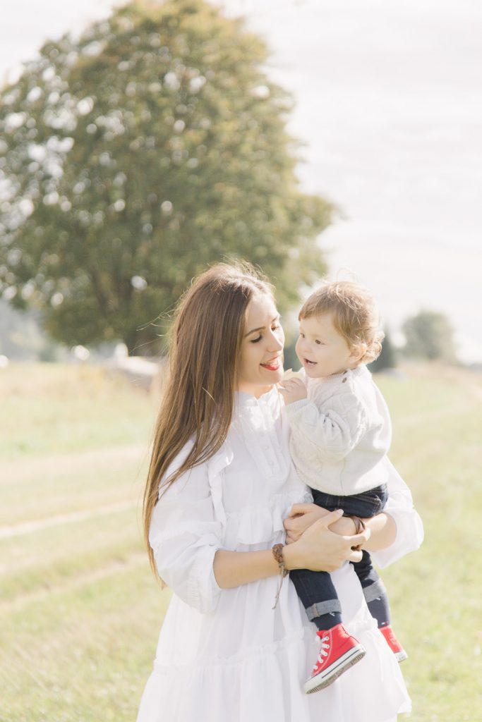 mama a syn rodinné fotenie na lúke v jeseni